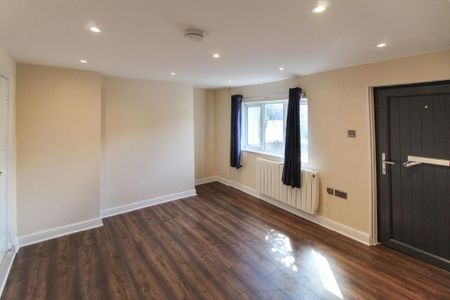 2 bedroom end of terrace house to rent - Photo 2