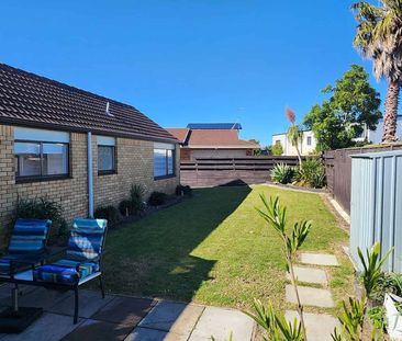 Sunny brick and tile home, Omanu school zone. - Photo 1