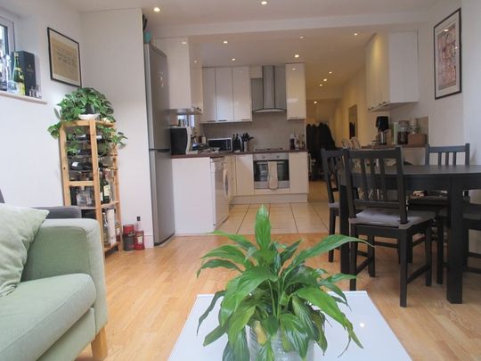 2 Bed Flat, Southfields, SW18 - Photo 1