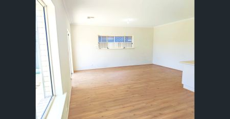 Cosy 3-Bed 2-Bath House in Hillcrest - with 5kw Solar Panels - Photo 2