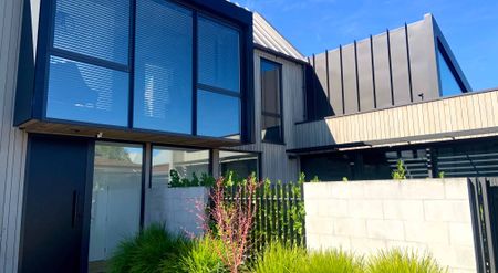 Executive Fully Furnished Architecturally Designed Home in Prime Location! - Photo 3