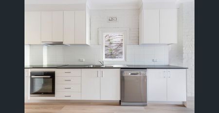 Freestanding home of classic and contemporary style - Photo 3