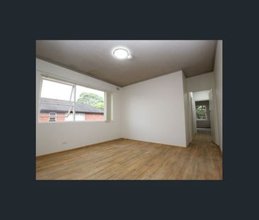 Modern 2 Bedroom Unit in a quiet location - Photo 2