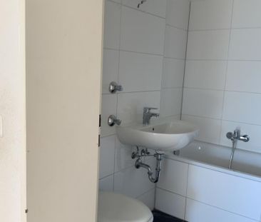 In Renovierung, neues Wannenbad und neuer Laminat - Foto 4