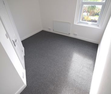 To Let 1 Bed Flat - Photo 2