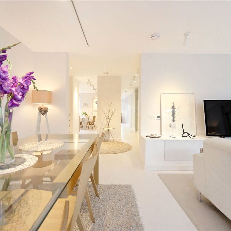 A spectacular recently refurbished 3 bedroom 2 bathroom apartment in a purpose built portered building. EPC rating C - Photo 1