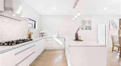 SIX BEDROOM HOUSE IN TOTARA HEIGHTS - Photo 3