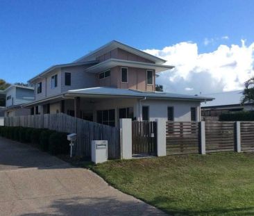 Spacious Family Home in Prime Coastal Location - Photo 5