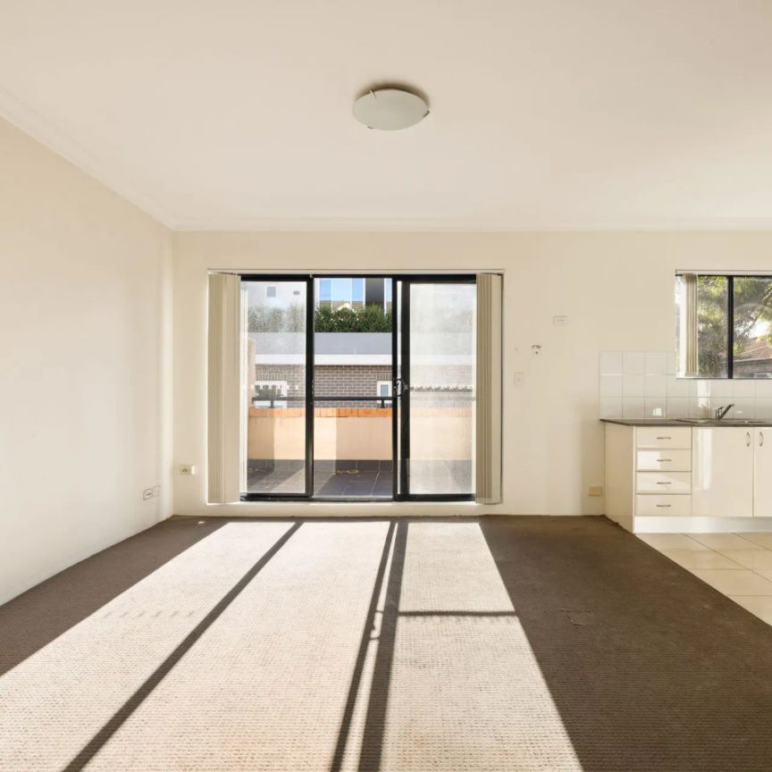 Spacious Top-Floor Apartment with Stunning Views | Dual-Level - Photo 1