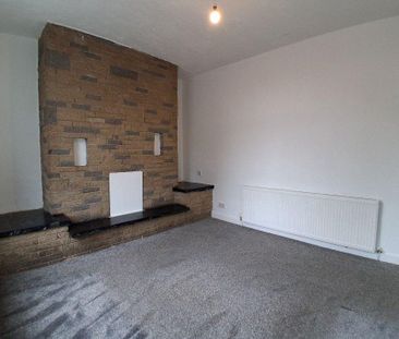 3 bedroom end of terrace house to rent - Photo 2