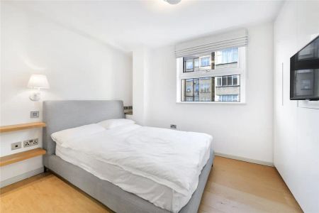 3 bedroom flat in London - Photo 2