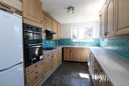 4 bedroom detached house to rent - Photo 2