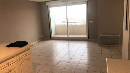 Appartement 3 pièces 61m2 MARSEILLE 4EME 931 euros - Photo 2