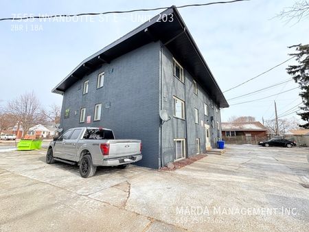 BEAUTIFULLY RENOVATED 2-BEDROOM/1-BATH APARTMENT MAIN FLOOR UNIT+HYDRO - Photo 3