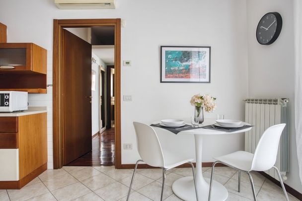 Cozy single room with terrace and window in Milan - Photo 1