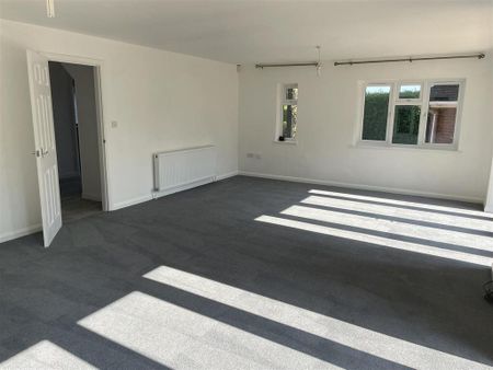 4 bedroom detached house to rent - Photo 2