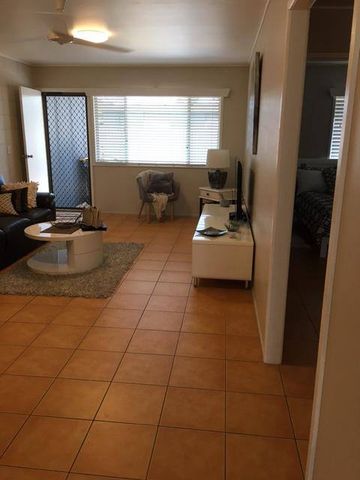 NEWLY RENOVATED FULLY FURNISHED SOUTH MACKAY UNIT - Photo 2