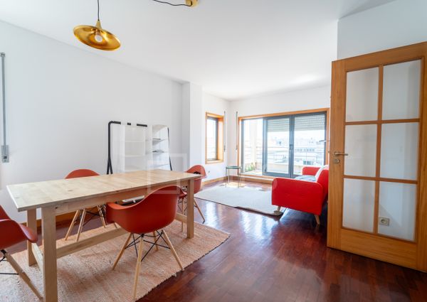 Apartamento T1 com terraço e lugar de garagem situado no Campo Alegre