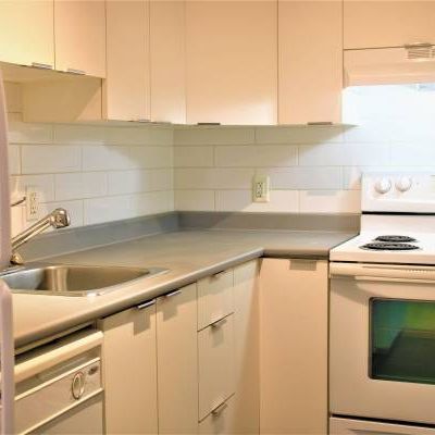 1 DEN 1 BATH UNIT NEAR SUNSET BEACH ! (VANCOUVER) - Photo 3