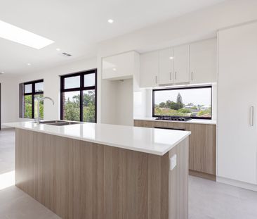 Top Floor Contemporary Living - Photo 5