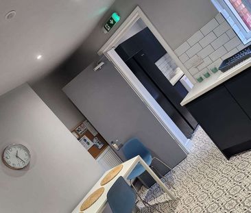 Newcastle Avenue Room 2 - Photo 1