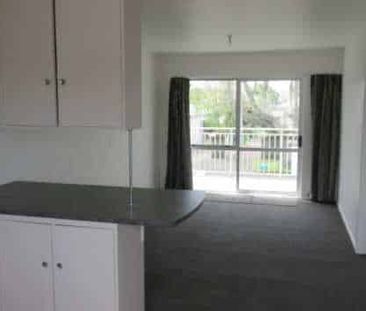 Upstairs Flat in Quiet Block - Photo 4