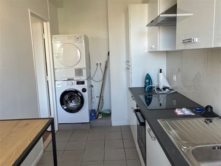 Gemeubeld appartement met 2 slaapkamers, terras en parking! - Photo 2