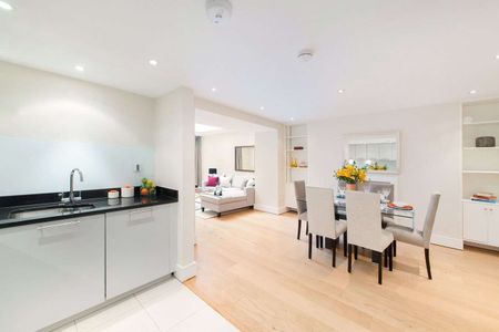 A beautifully refurbished apartment set on London's most premier garden square - Photo 2