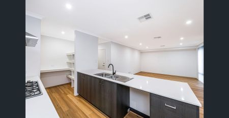 Low‑Maintenance Living in Prime Aveley Location - Photo 5