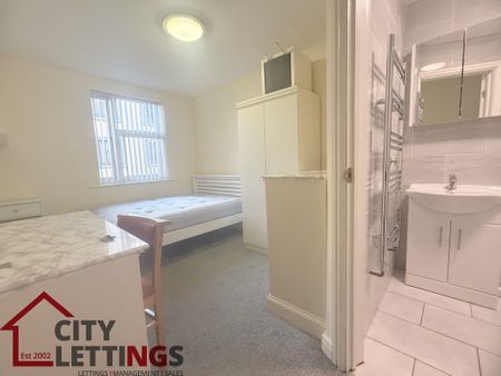 4 Bedroom Flat - Photo 3