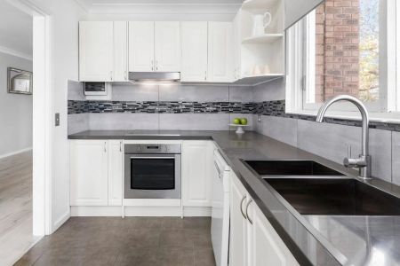 Stylish Fully Furnished Apartment in Leafy Ideal Locale - Photo 5