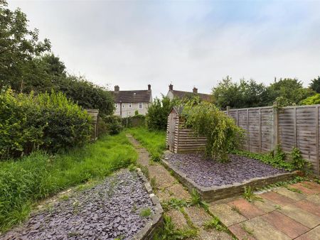 4 bedroom semi-detached house to rent - Photo 2