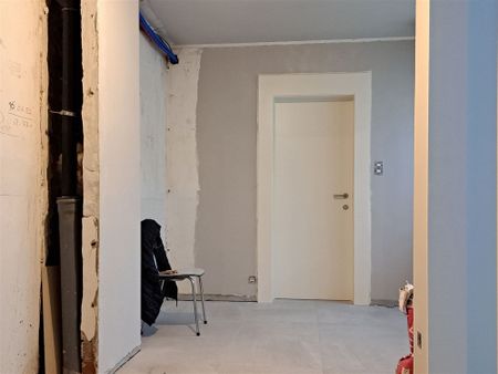 Gerenoveerde woning met 2 slaapkamers en dressing/bureel. Mooie tuin met tuinhuis. Instapklaar. - Foto 4