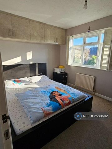 4 bedroom end of terrace house to rent - Photo 5