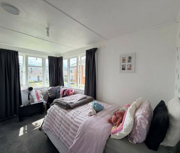 A sunny, tidy & comfortable three bedroom home - Photo 3