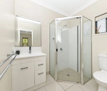 BEAUTY IN BURDELL - Photo 6