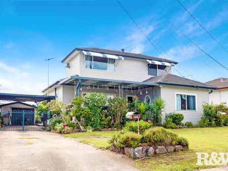 FRESHLY PAINTED FAMILY HOME - Photo 3
