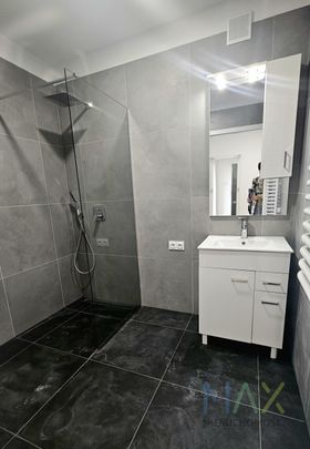 Swieżo wyremontowane 2 pokoje z dużym balkonem - Zdjęcie 1