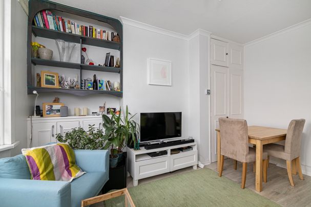 2 Bed Flat, Derrick Gardens, SE7 - Photo 1