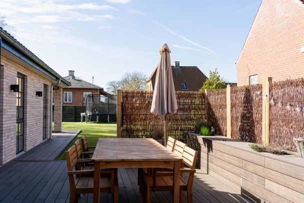 Moderne villa med masser af plads og solrig terrasse - Photo 1