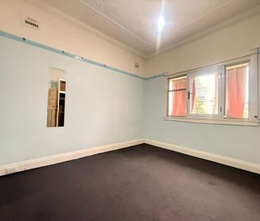 Beautiful 3-Bedroom Home in Prime Ashfield Location - Photo 2