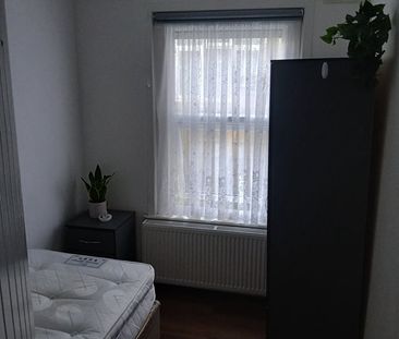 Room in a Shared House, Greenside Road, CR0 - Photo 3