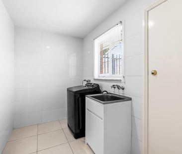 Newly Refurbished Family Home! Large Shed & Additional Utility Rooms! - Photo 4