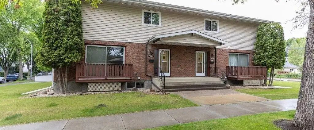 Cozy 3 bedrooms,1.5 Bathrooms home in king edwards park — 3 Bedrooms Fourplex - Photo 1