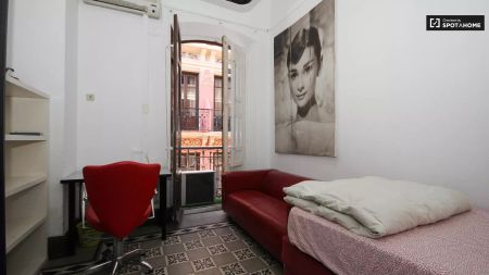 Double bed in 9 spacious rooms for rent in a large shared apartment in Granada city centre, all utilities included - Photo 4