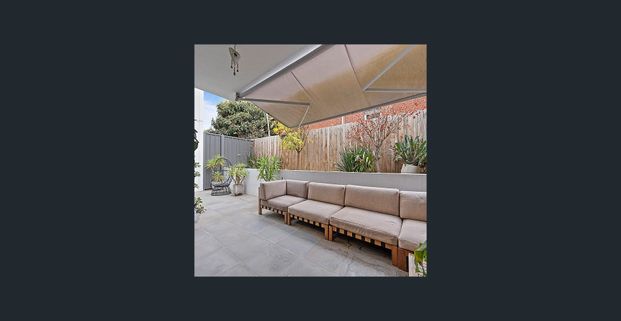Sensational location and courtyard living - Photo 1