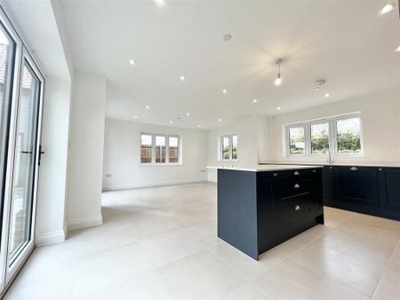 4 bedroom detached house to rent - Photo 2