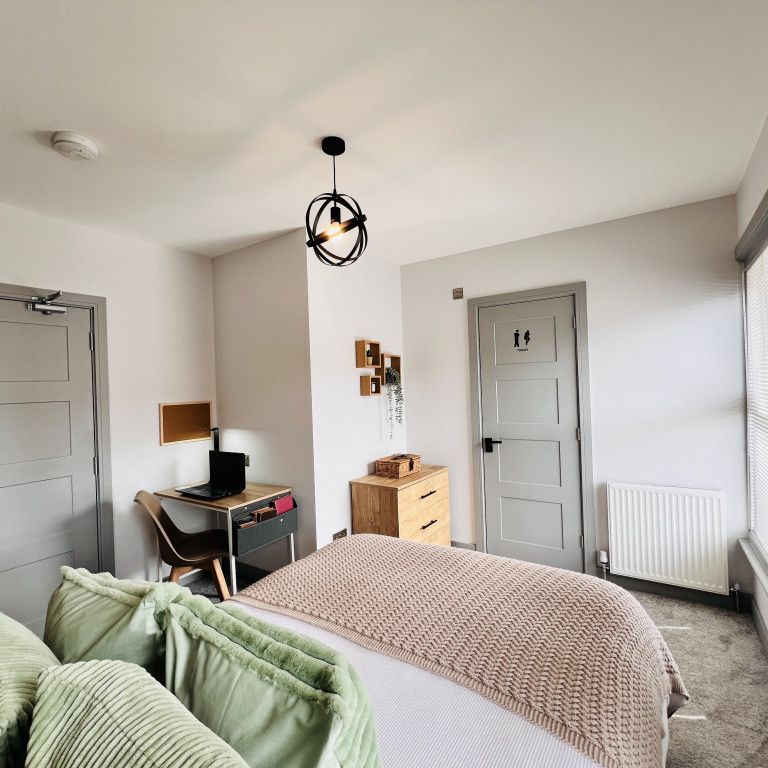 BEDROOM 4 – LARGE DOUBLE ENSUITE - Photo 1
