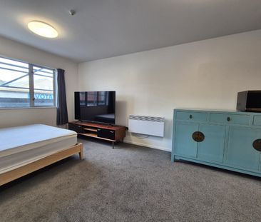 Modern City Studio – Fresh, Bright & Stylish! - Photo 6