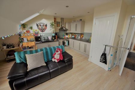 2 bedroom flat to rent - Photo 2